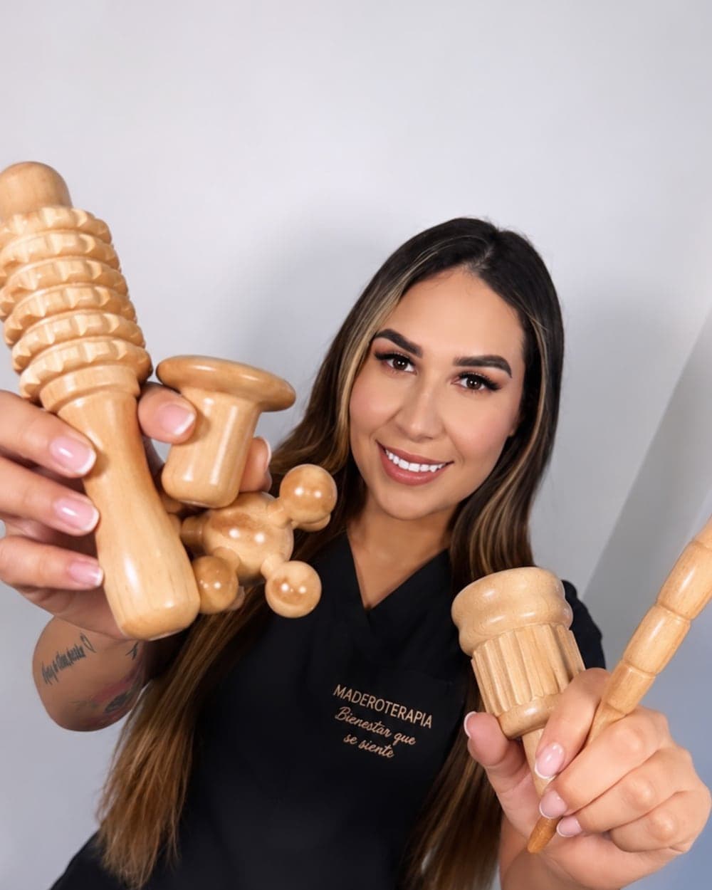 Berenice Casneiro with maderotherapy wooden tools